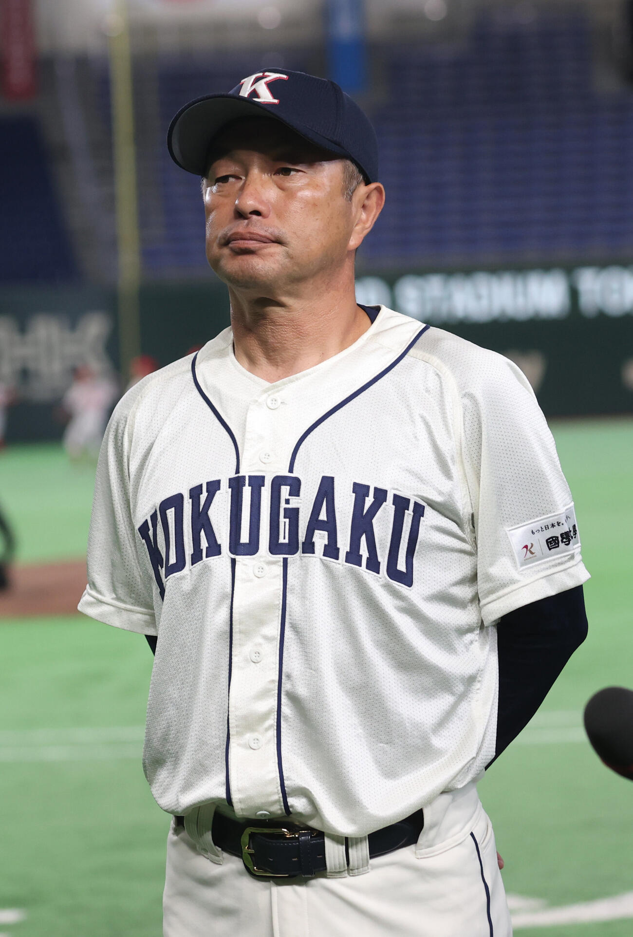 国学院大対横浜商大　勝利しインタビューに答える国学院大・鳥山泰孝監督（撮影・柴田隆二）
