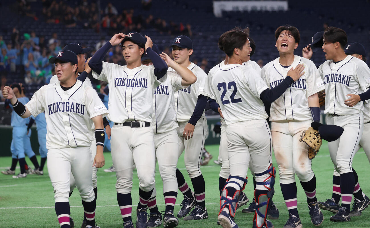国学院大対横浜商大　勝利しした国学院大ナインは喜び合う（撮影・柴田隆二）