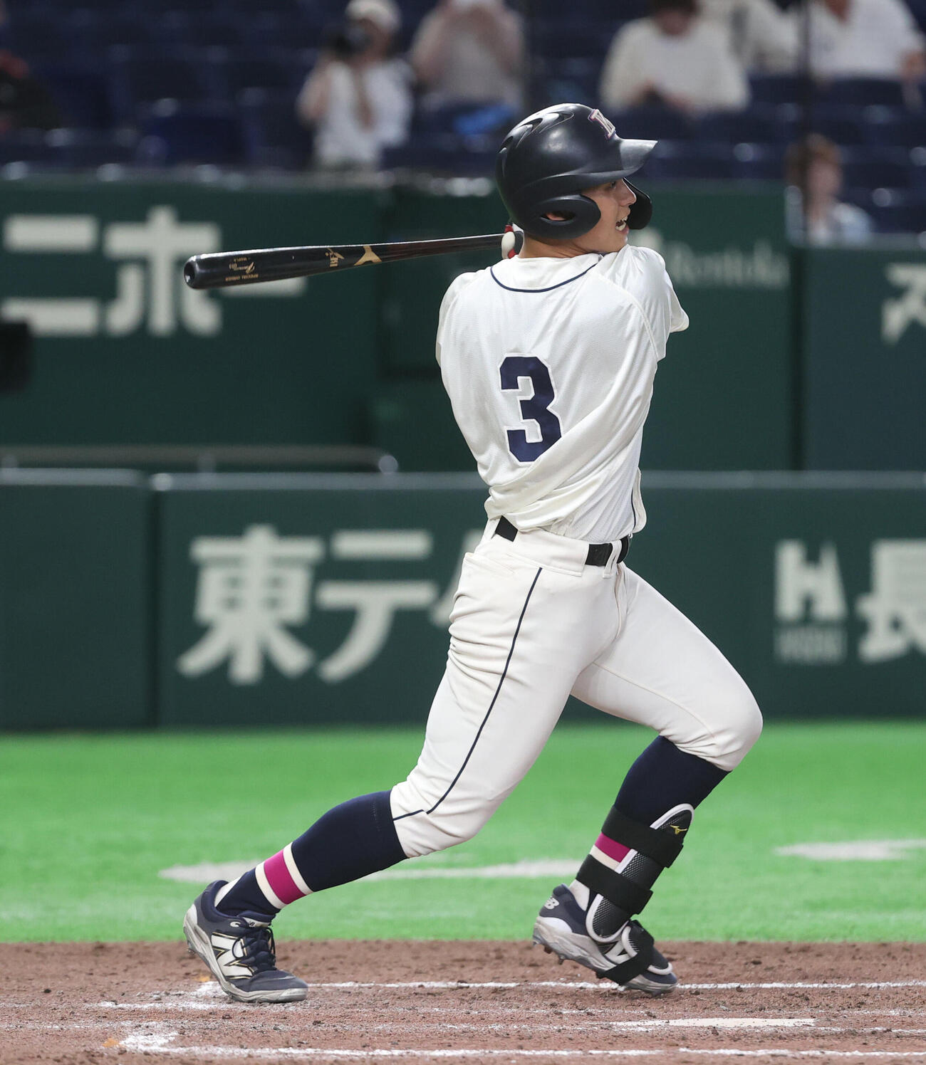国学院大対横浜商大　5回表国学院大1死一塁、石野蓮授は適時二塁打を放つ（撮影・柴田隆二）