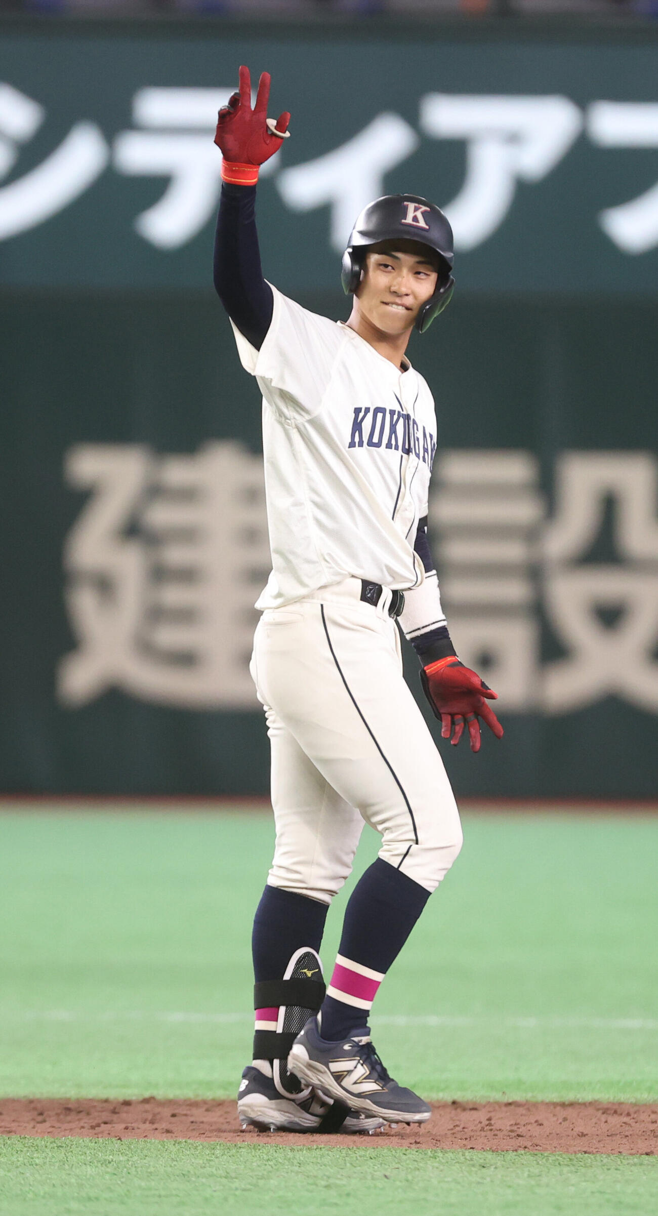 国学院大対横浜商大　5回表国学院大1死一塁、石野蓮授は適時二塁打を放ちガッツポーズする（撮影・柴田隆二）