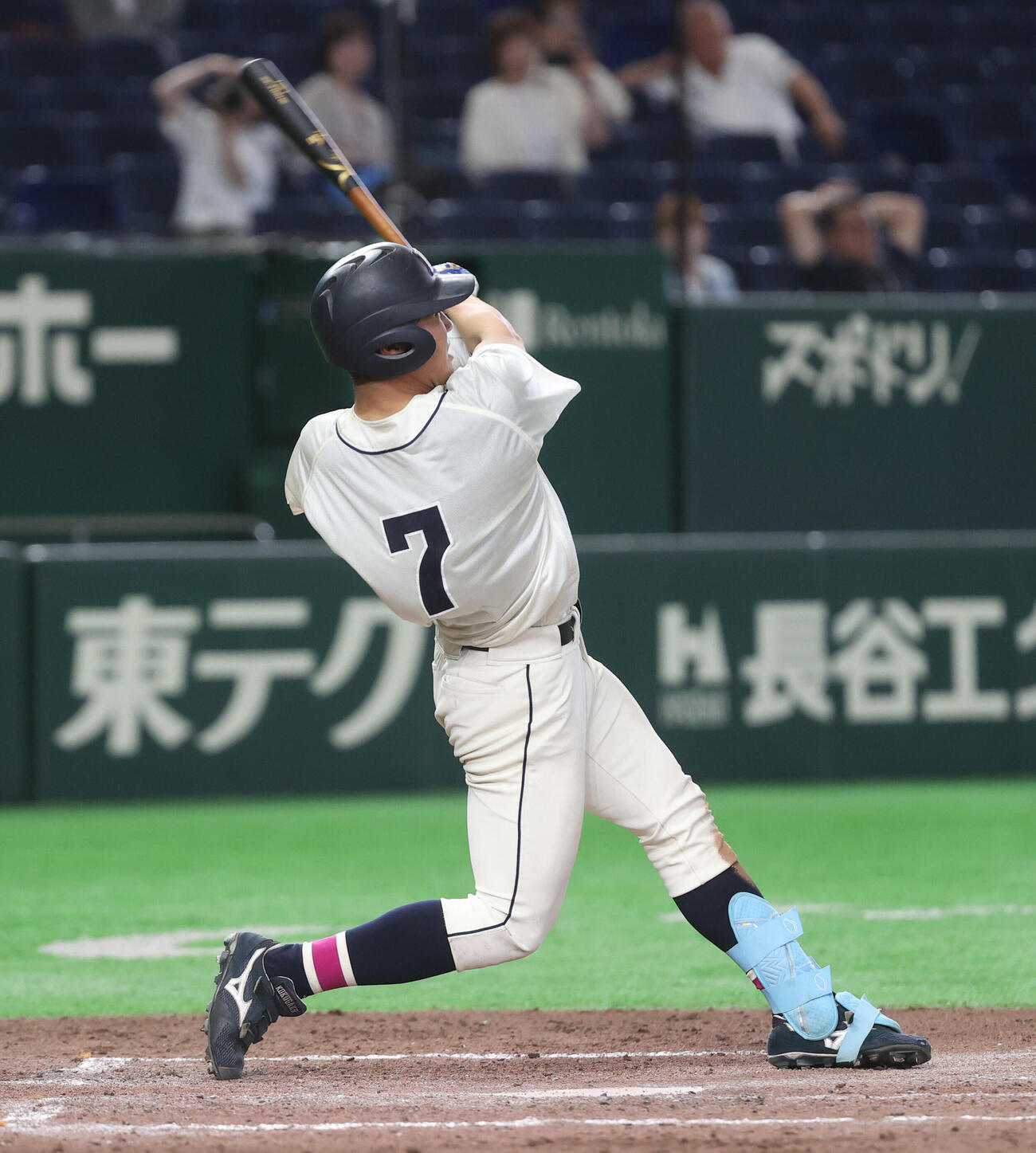 国学院大対横浜商大　5回表国学院大2死一、三塁、佐藤大空は適時二塁打を放つ（撮影・柴田隆二）