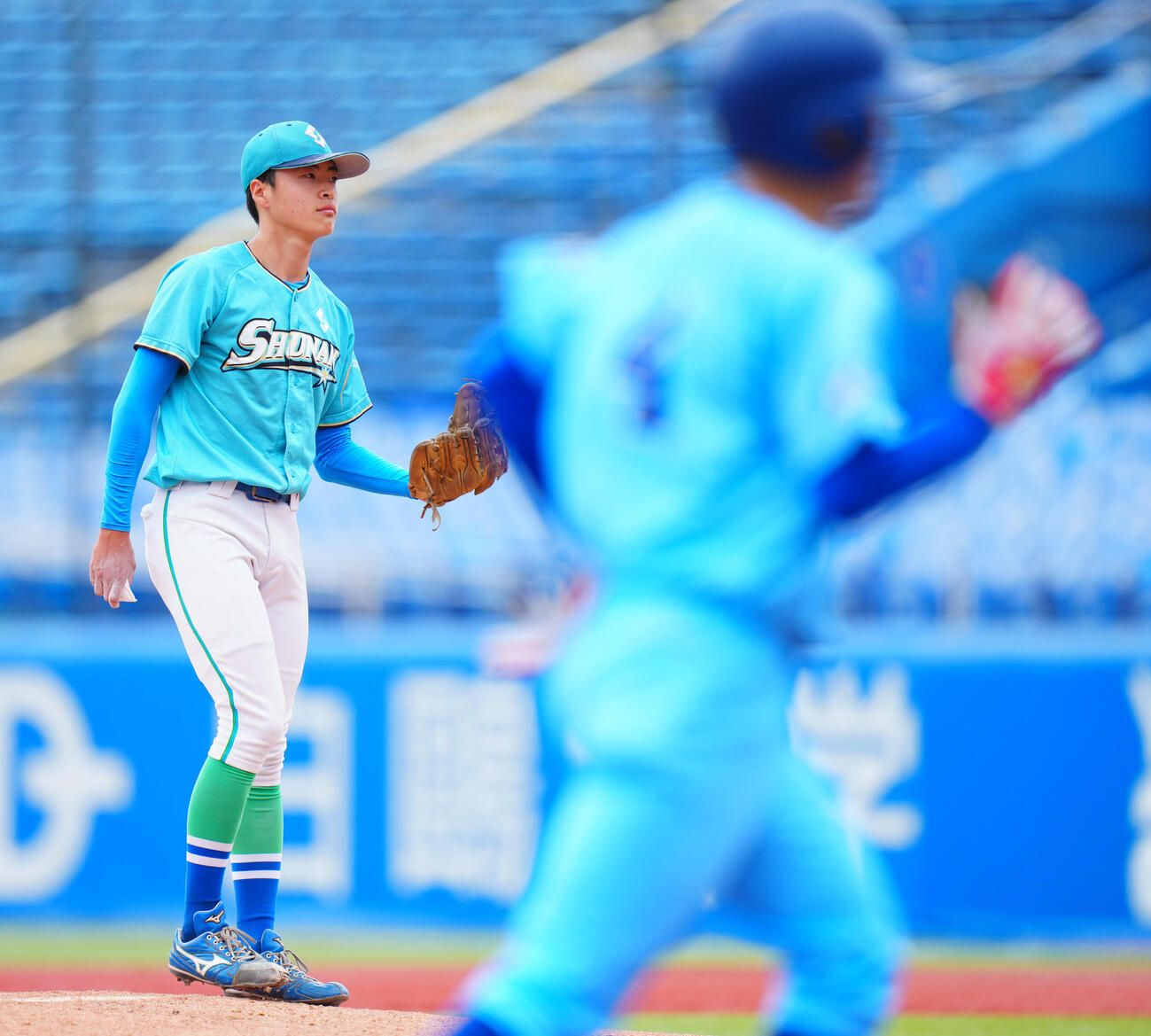 全日本大学野球選手権　2回戦　日体大対周南公立大　2回表日体大2死二塁、藤巻一洸（手前）に先制2点本塁打を浴びる井上心人（撮影・垰建太）