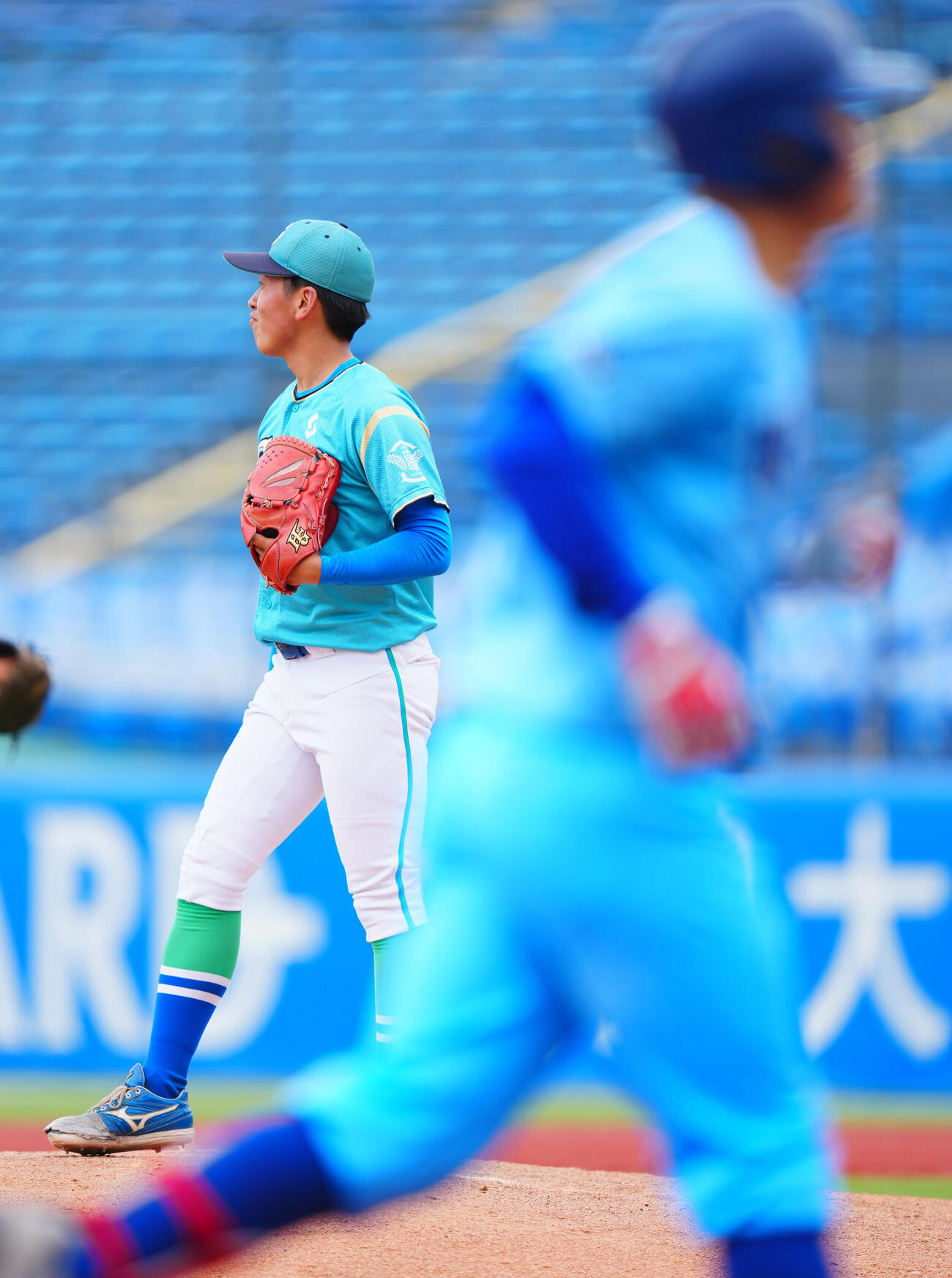 全日本大学野球選手権　2回戦　日体大対周南公立大　5回表日体大1死、酒井成真（手前）にソロ本塁打を浴びる山本祐人（撮影・垰建太）