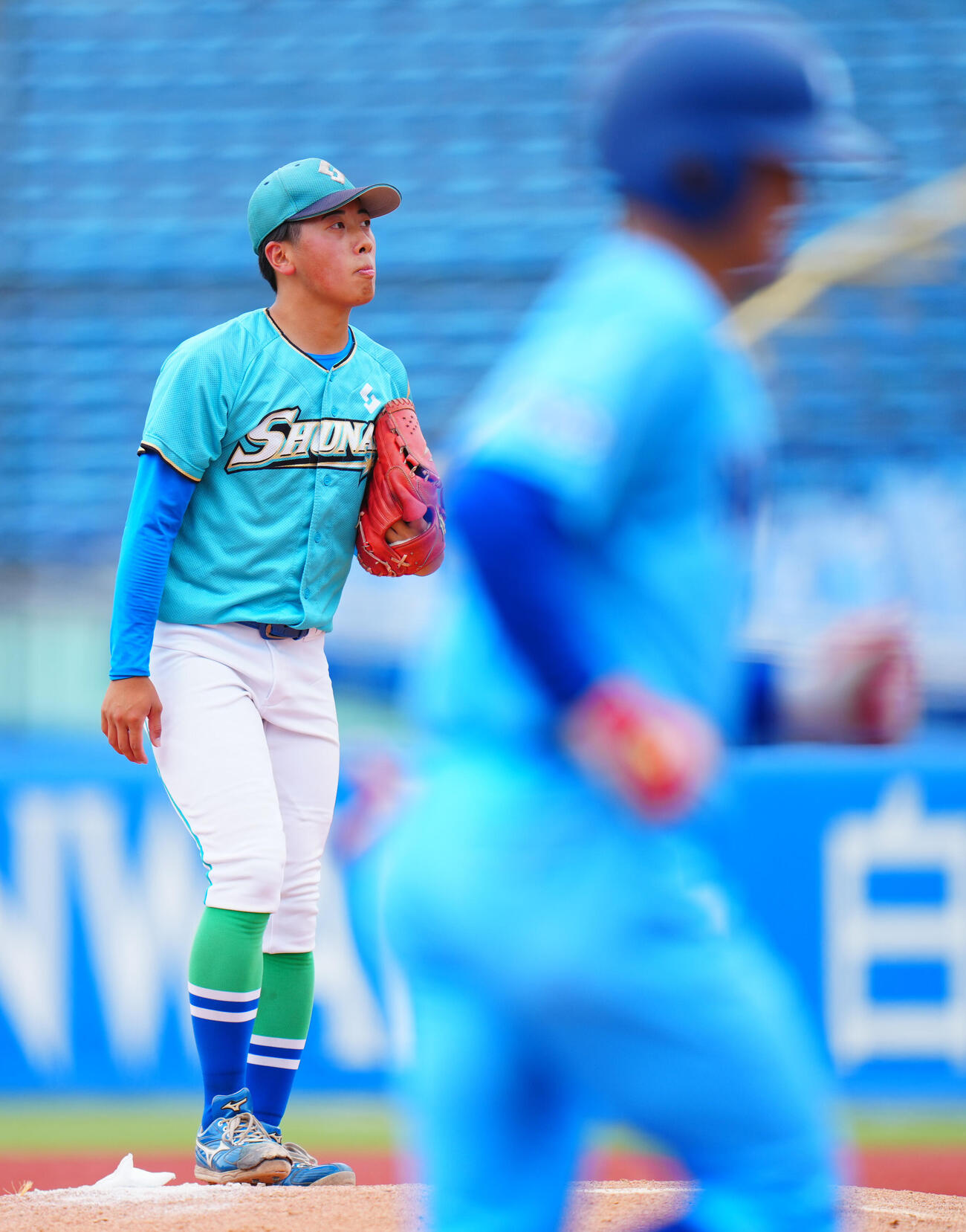全日本大学野球選手権　2回戦　日体大対周南公立大　5回表日体大無死二塁、藤巻一洸（手前）に2点本塁打を浴びる山本祐人（撮影・垰建太）