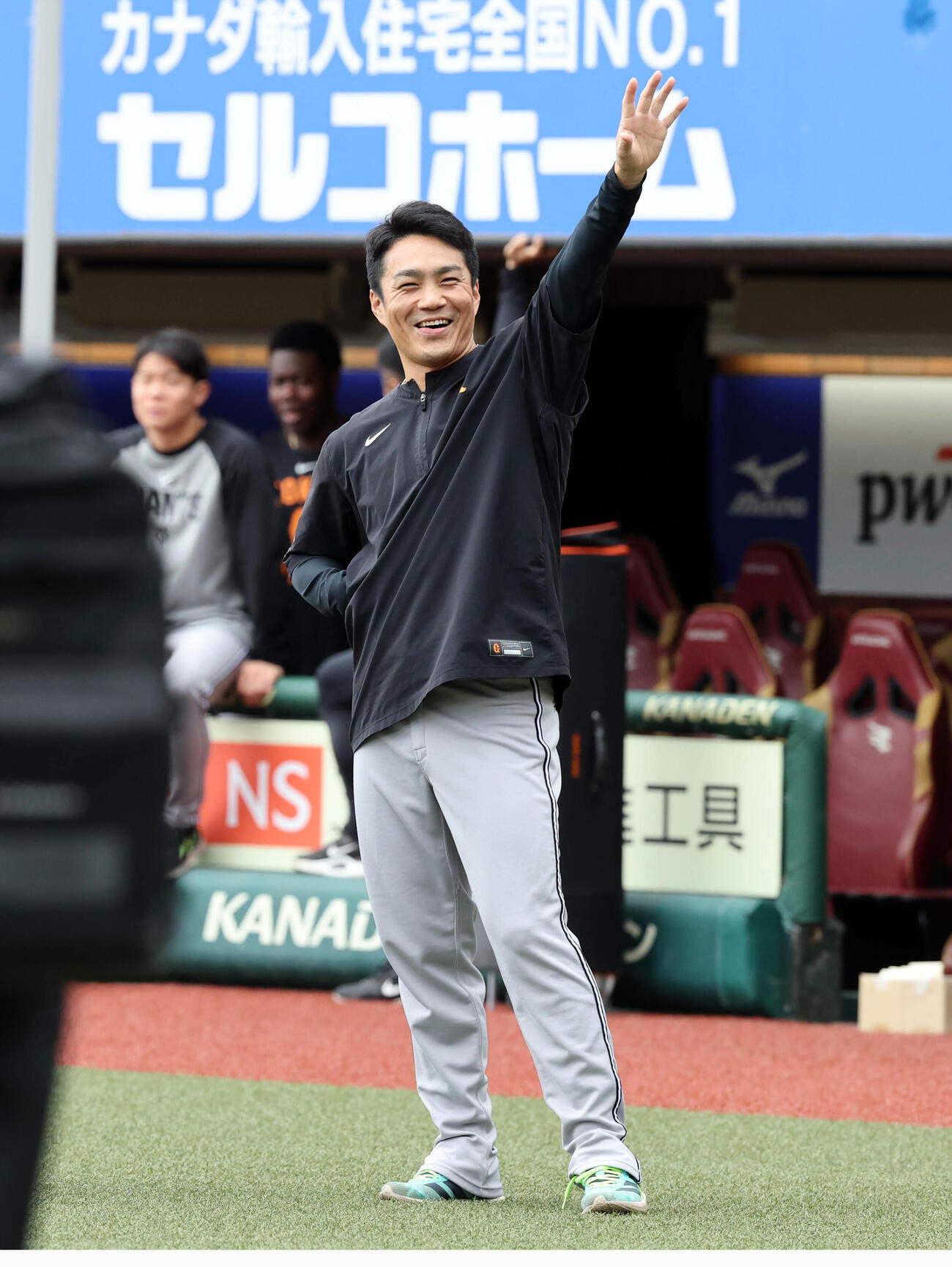 楽天対巨人　笑顔で楽天ベンチに手を振る巨人則本昂大（撮影・浅見桂子）