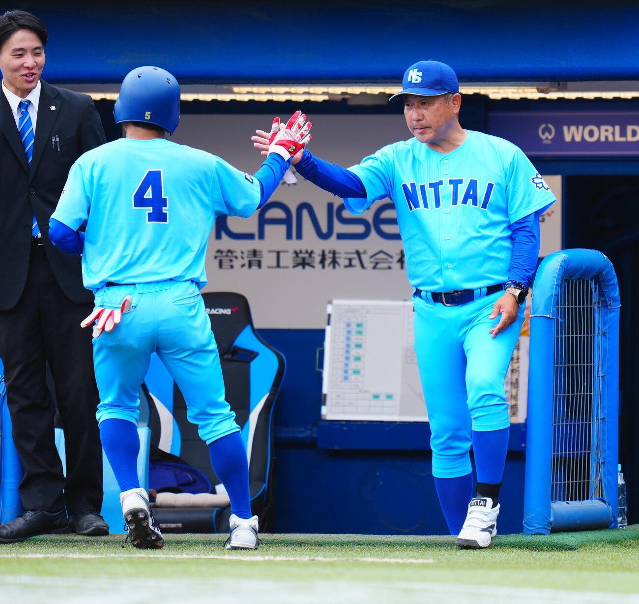 全日本大学野球選手権　2回戦　日体大対周南公立大　2回表日体大2死二塁、2点本塁打を放った藤巻一洸（左）を出迎える古城隆利監督（撮影・垰建太）