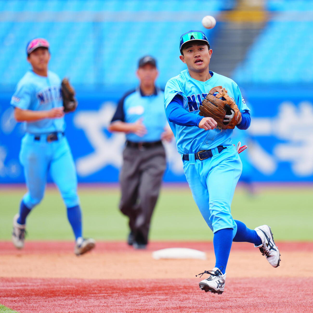 全日本大学野球選手権　2回戦　日体大対周南公立大　6回裏周南公立大1死、ニゴロをさばく藤巻一洸（撮影・垰建太）