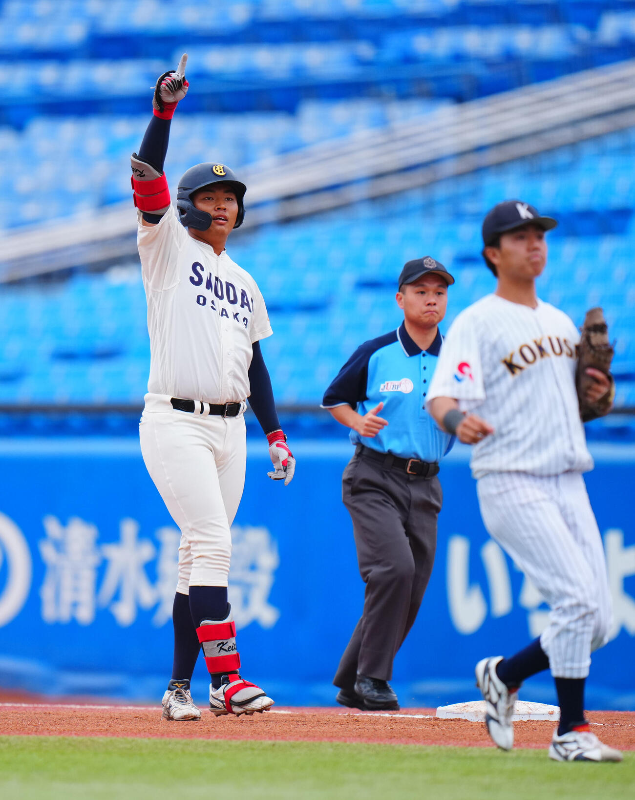 全日本大学野球選手権　2回戦　大商大対東日本国際大　1回表大商大2死二塁、先制適時打を放ちポーズを決める真鍋慧（左）（撮影・垰建太）