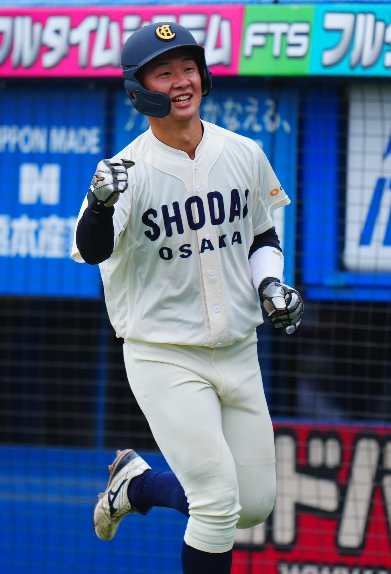 全日本大学野球選手権　2回戦　大商大対東日本国際大　1回表大商大2死二塁、真鍋慧の適時打で生還しガッツポーズする中山優月（撮影・垰建太）