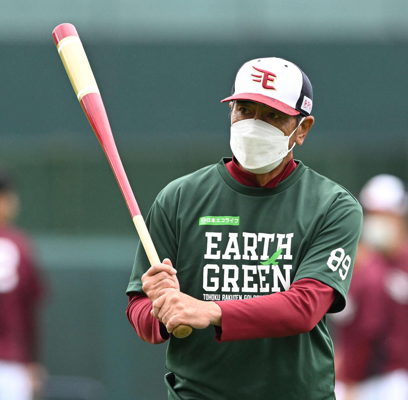 楽天対ロッテ　試合前練習を見守る楽天真喜志監督代行（022年8月撮影）