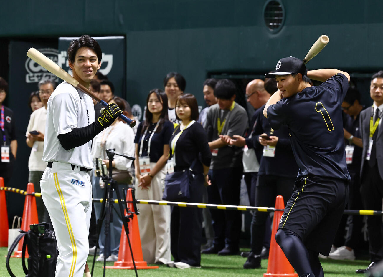 ソフトバンク対阪神　高橋隆慶（左）と談笑する森下翔太（撮影・上田博志）