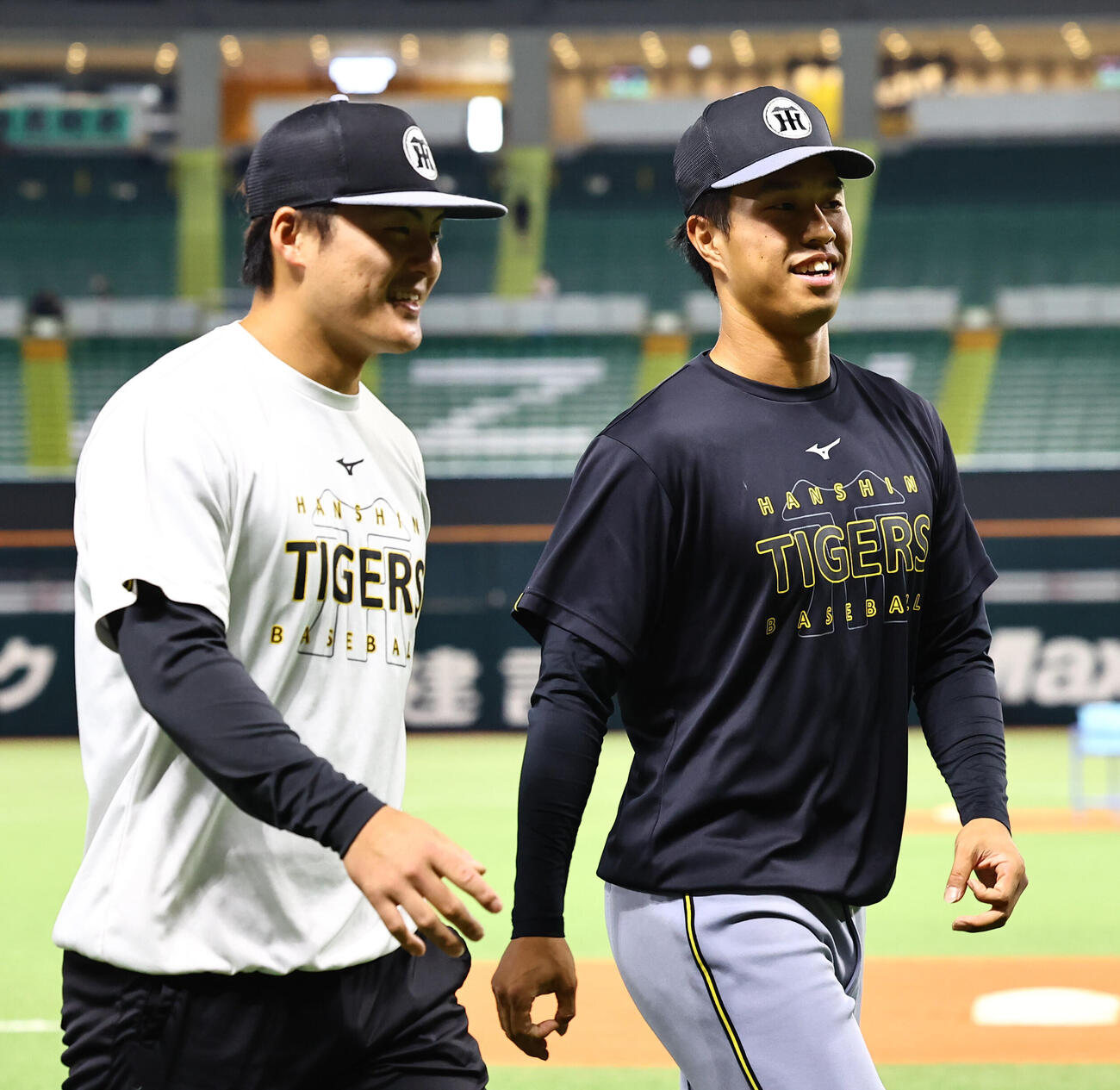ソフトバンク対阪神　前川右京（左）と談笑しながらベンチに引き揚げる岡城快生　（撮影・上田博志）