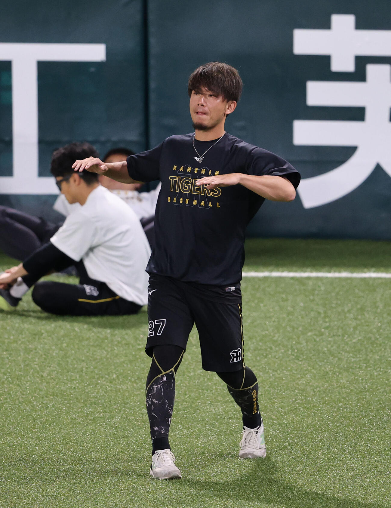 ソフトバンク対阪神　練習前に体をほぐす伊藤将司　（撮影・梅根麻紀）