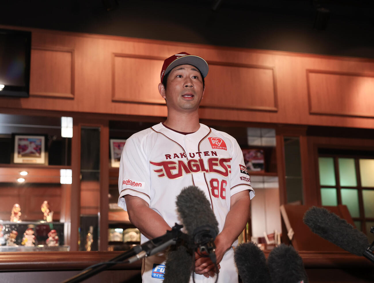 楽天対巨人　会見を行う楽天塩川達也監督代行（撮影・増田悦実）