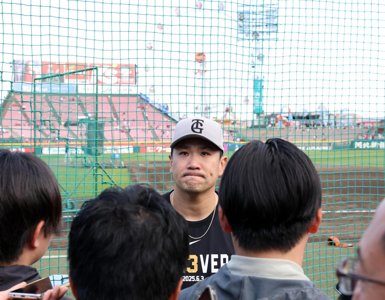楽天対巨人　練習を終えて、報道陣の質問に答える巨人田中将大（撮影・浅見桂子）