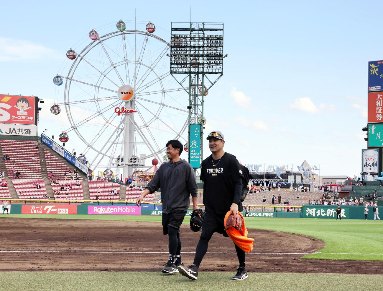 楽天対巨人　練習を終えて、観覧車を背に引き揚げる巨人田中将大（撮影・浅見桂子）