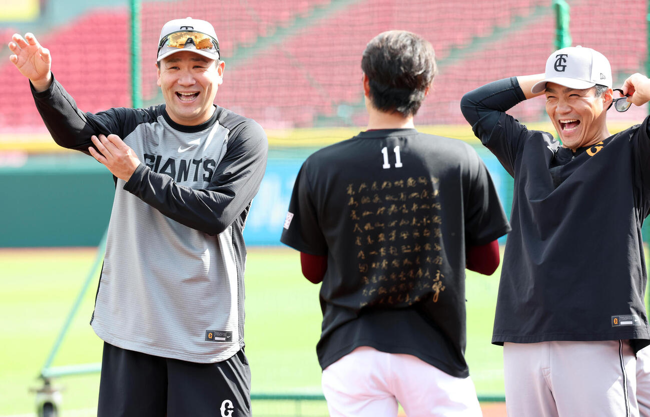 楽天対巨人　楽天岸孝之（中央）と談笑する巨人田中将大と則本昂大（撮影・浅見桂子）