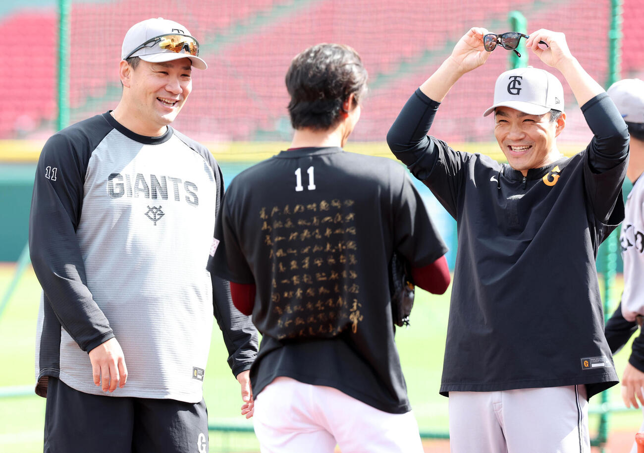 楽天対巨人　楽天岸孝之（中央）と談笑する巨人田中将大と則本昂大（撮影・浅見桂子）