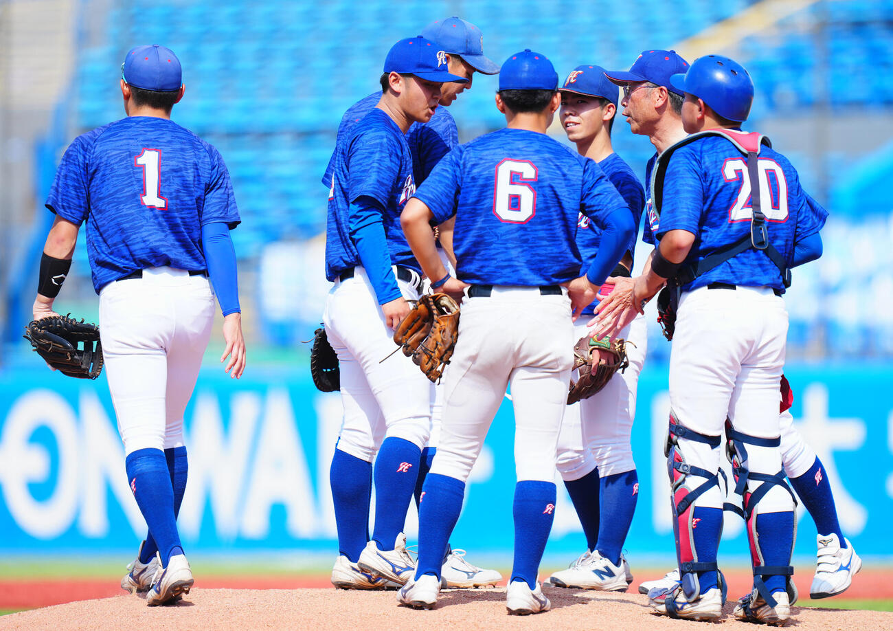 全日本大学野球選手権　2回戦　函館大対慶大　3回裏慶大1死二、三塁、失点しマウンドで話し合う三浦吉平（中央左）ら（撮影・垰建太）
