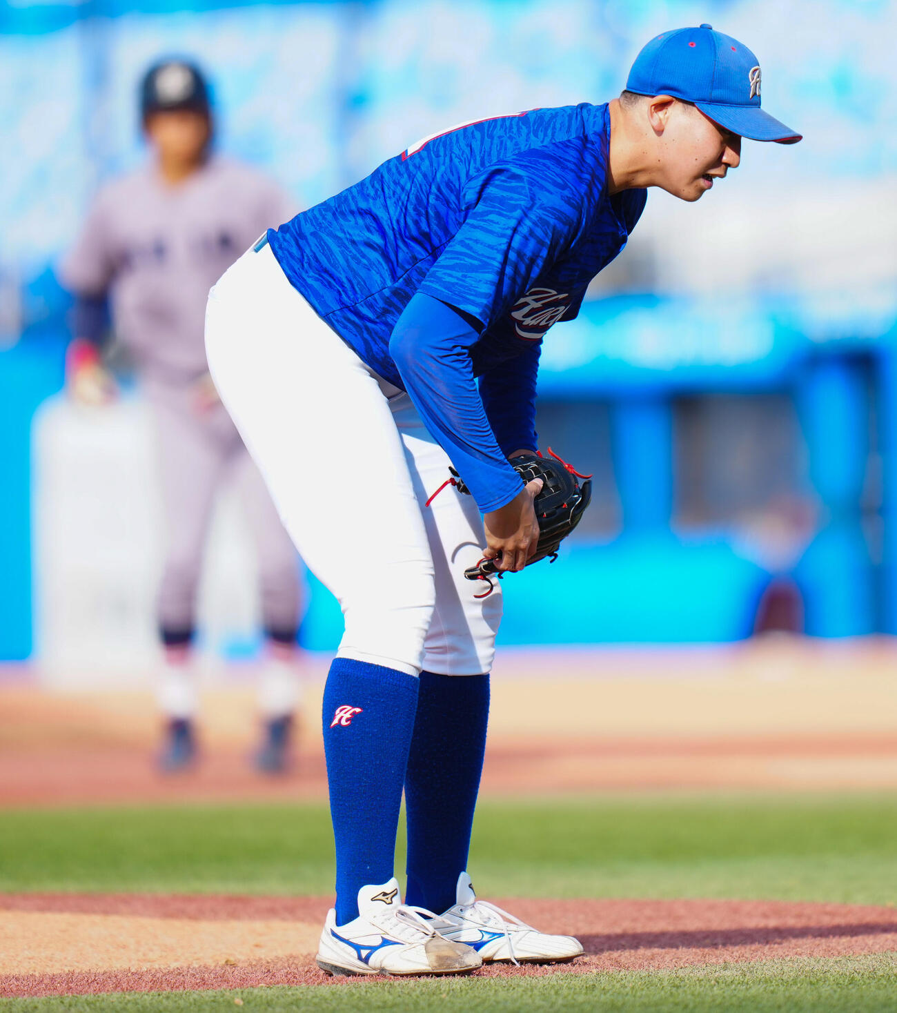 全日本大学野球選手権　2回戦　函館大対慶大　8回裏慶大2死満塁、代打村岡龍にコールド負けとなる押し出しの四球を与え肩を落とす八木月輝（撮影・垰建太）