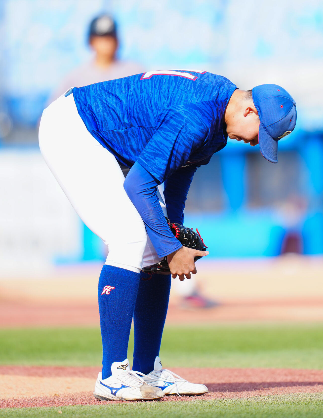 全日本大学野球選手権　2回戦　函館大対慶大　8回裏慶大2死満塁、代打村岡龍にコールド負けとなる押し出しの四球を与え肩を落とす八木月輝（撮影・垰建太）