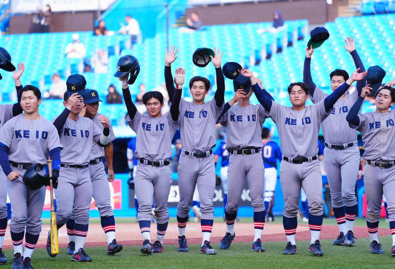 全日本大学野球選手権　2回戦　函館大対慶大　コールド勝ちし笑顔を見せる渡辺和大（中央）ら慶大の選手たち（撮影・垰建太）＝2026年6月10日