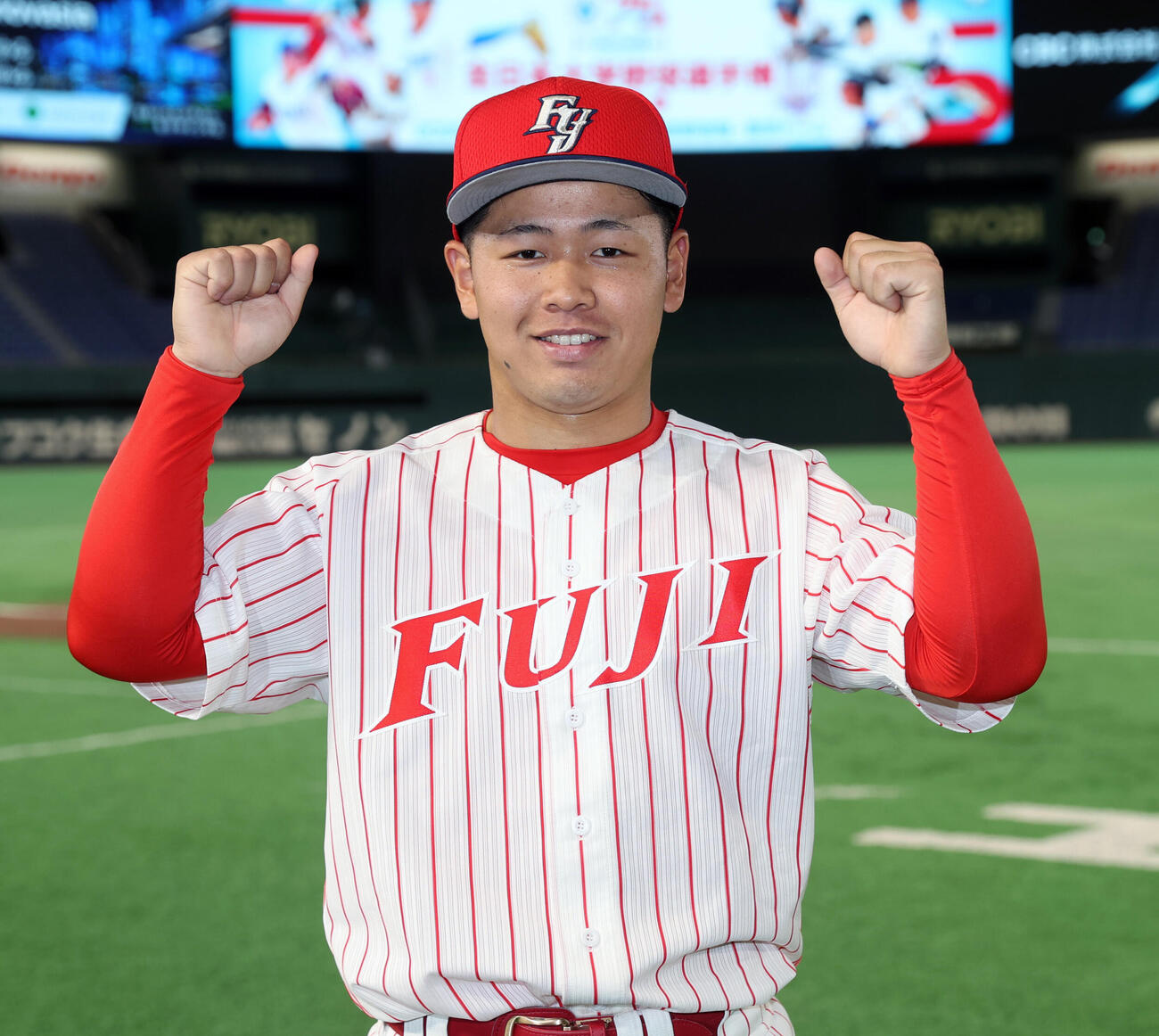 東海大九州対富士大　勝利投手の富士大・中山雄仁郎はガッツポーズする（撮影・柴田隆二）