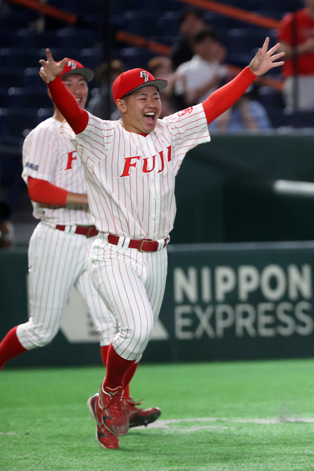東海大九州対富士大　勝利の瞬間、バンザイしながら飛び出す富士大・中山雄仁郎（撮影・柴田隆二）
