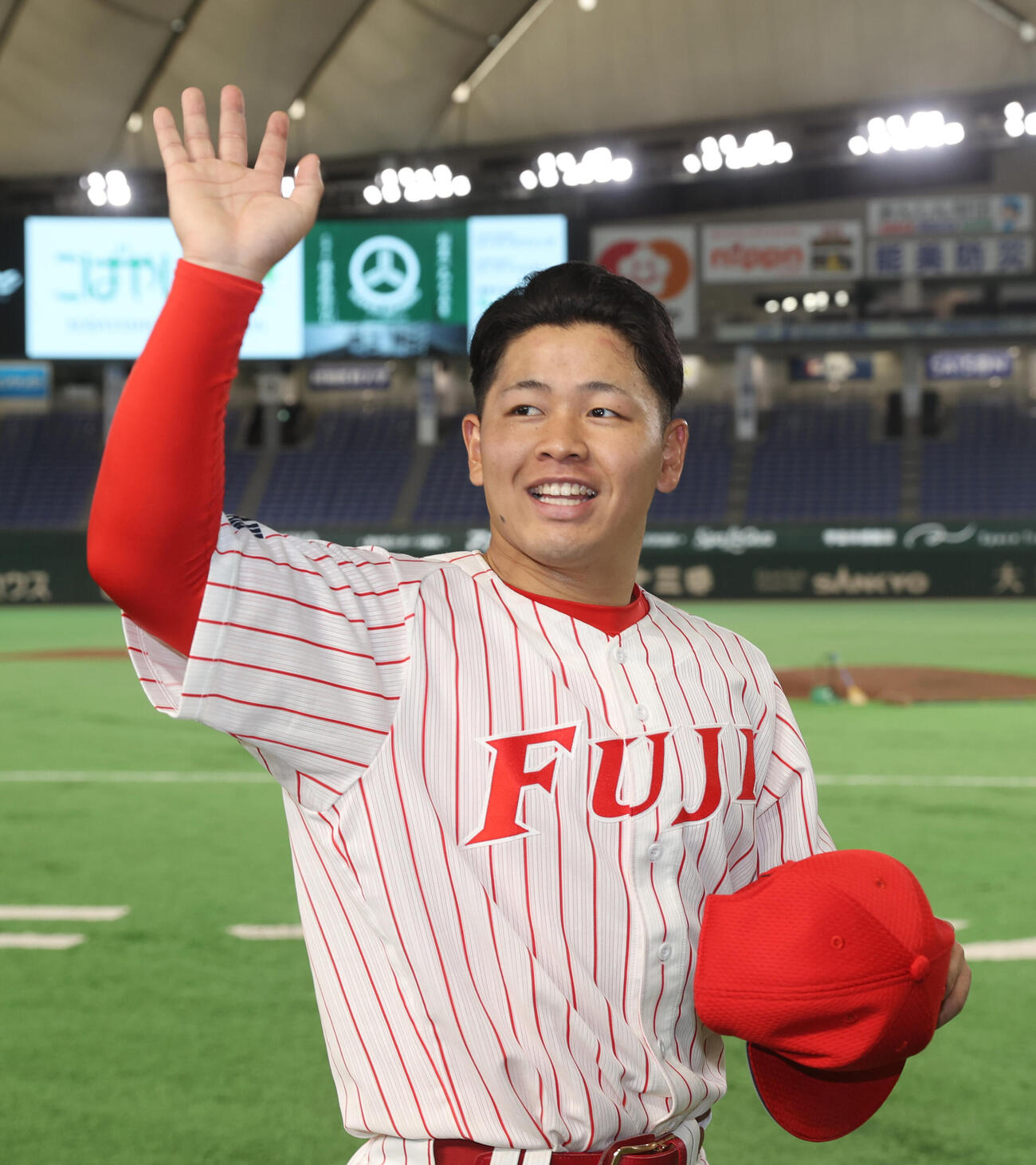 東海大九州対富士大　勝利投手の富士大・中山雄仁郎はスタンドに手を振る（撮影・柴田隆二）