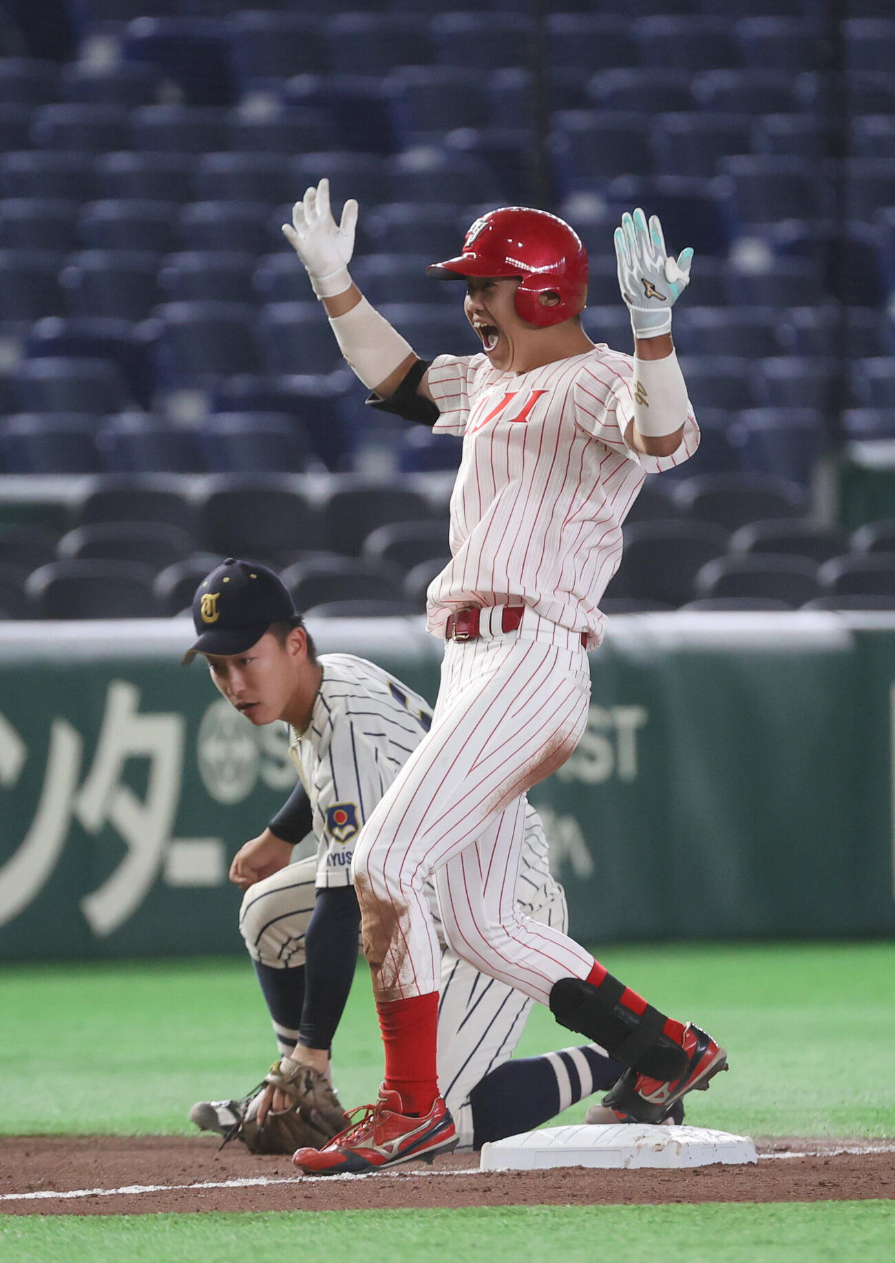 東海大九州対富士大　5回裏富士大1死二塁、松谷徹平は適時三塁打を放ちガッツポーズする（撮影・柴田隆二）