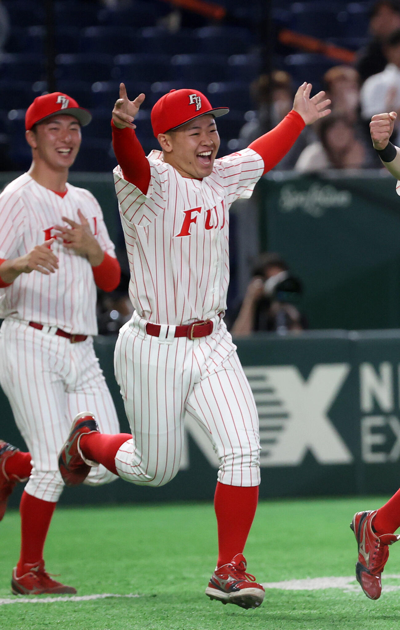 東海大九州対富士大　勝利の瞬間、バンザイしながら飛び出す富士大・中山雄仁郎（撮影・柴田隆二）