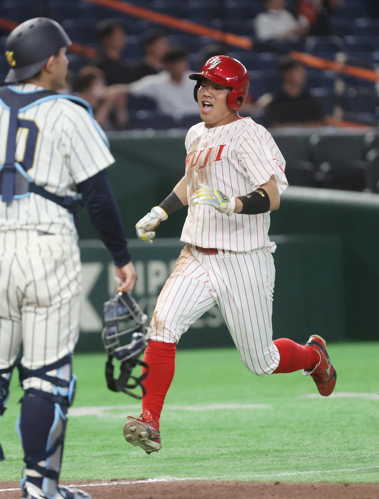 東海大九州対富士大　5回裏富士大1死二塁、松谷徹平の適時三塁打で二塁走者洞口優人が生還する（撮影・柴田隆二）