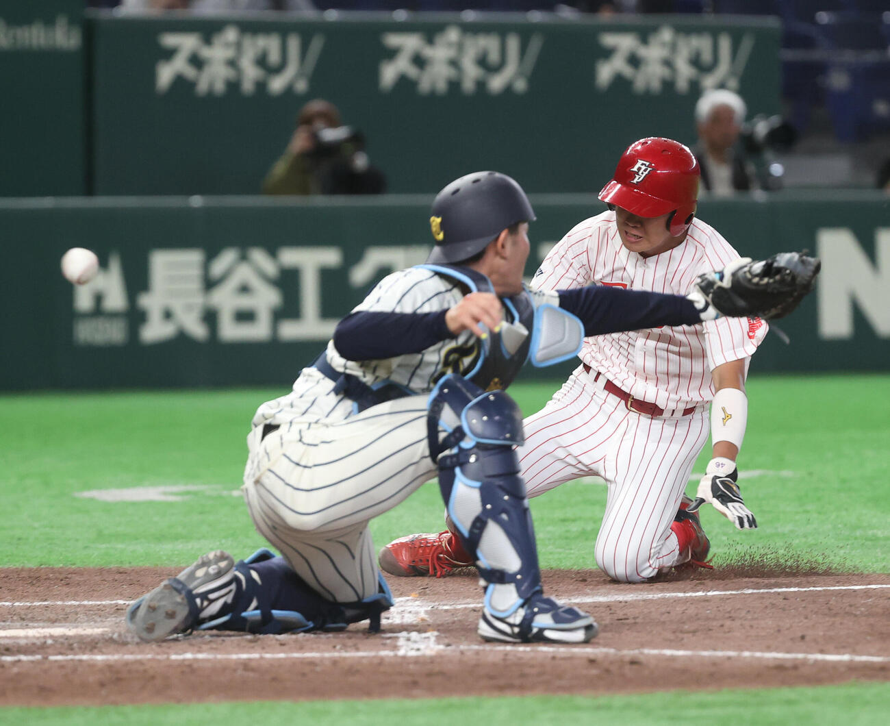 東海大九州対富士大　5回裏富士大1死三塁、梅村団の打球が三塁手の野選になり三塁走者松谷徹平が生還する。大石港捕手（撮影・柴田隆二）
