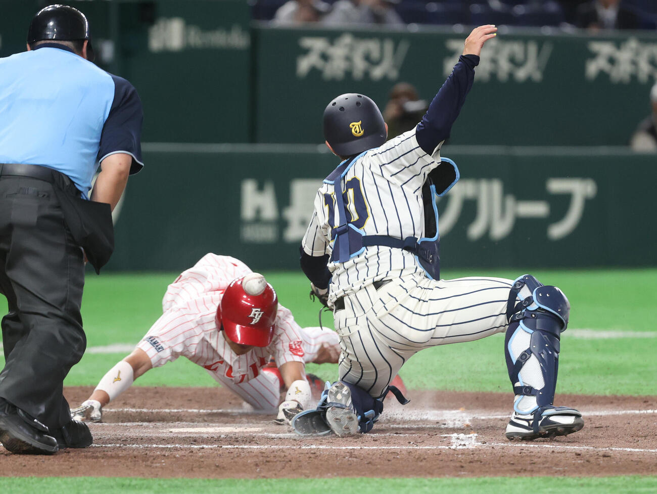 東海大九州対富士大　5回裏富士大1死三塁、梅村団の打球が三塁手の野選になり三塁走者松谷徹平が生還する。大石港捕手（撮影・柴田隆二）