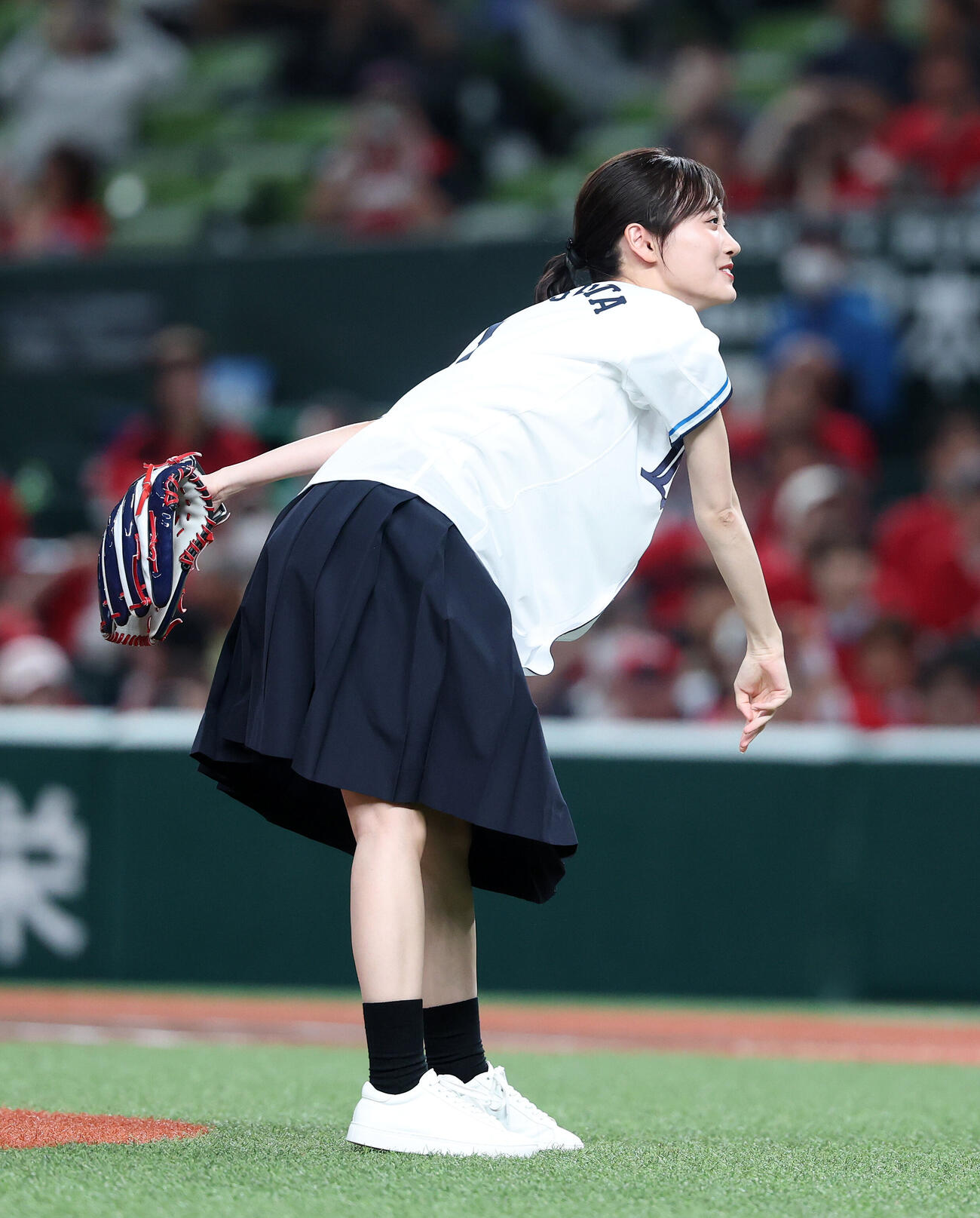 西武対広島　セレモニアルピッチに臨む山下美月（撮影・鈴木正人）