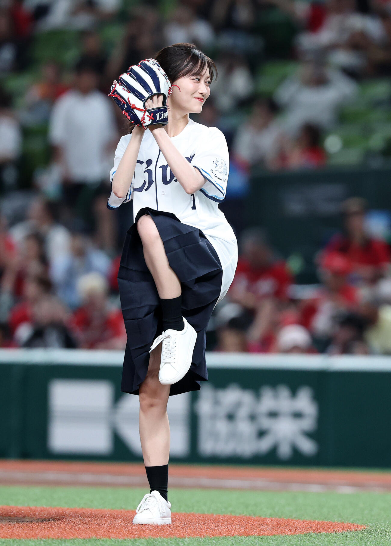 西武対広島　セレモニアルピッチに臨む山下美月（撮影・鈴木正人）