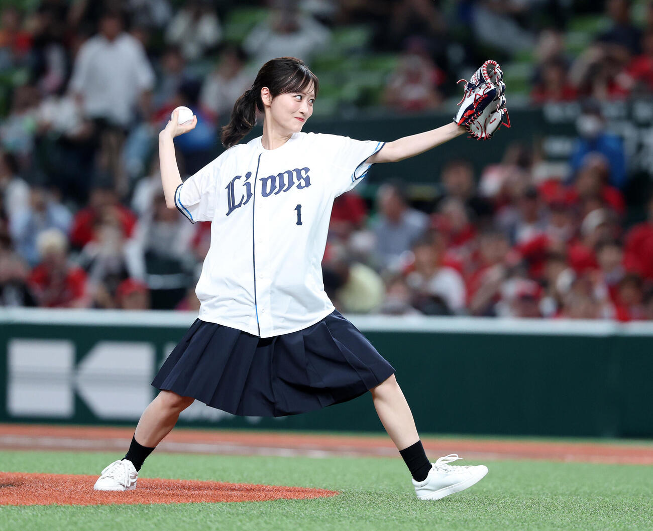 西武対広島　セレモニアルピッチに臨む山下美月（撮影・鈴木正人）