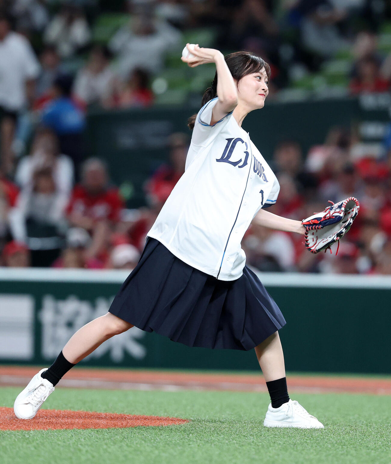 西武対広島　セレモニアルピッチに臨む山下美月（撮影・鈴木正人）