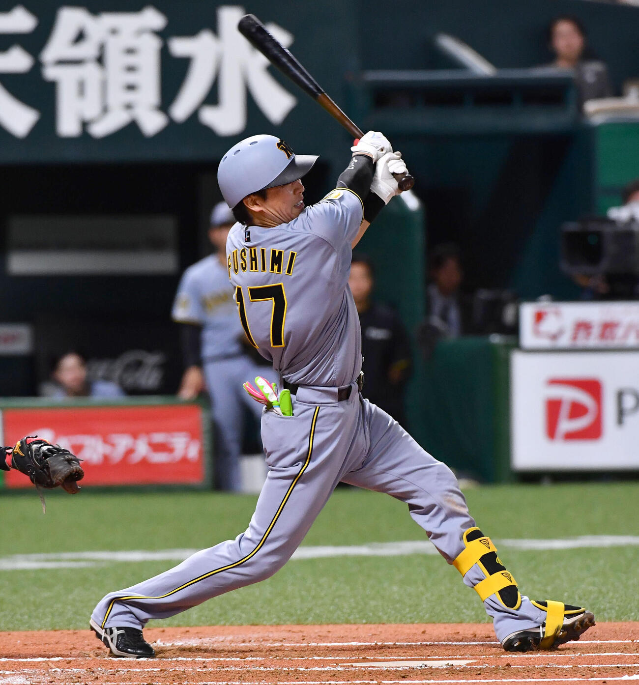 ソフトバンク対阪神　2回表阪神2死一、三塁、伏見寅威は先制の2点適時二塁打を放つ（撮影・岩下翔太）