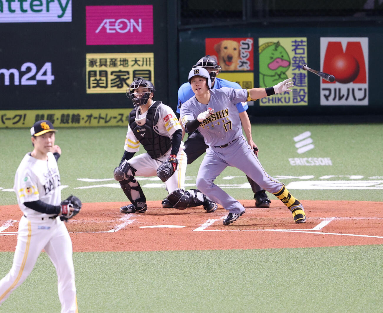 ソフトバンク対阪神　2回表阪神2死一、三塁、伏見寅威は中越えに先制2点適時二塁打を放つ（撮影・梅根麻紀）