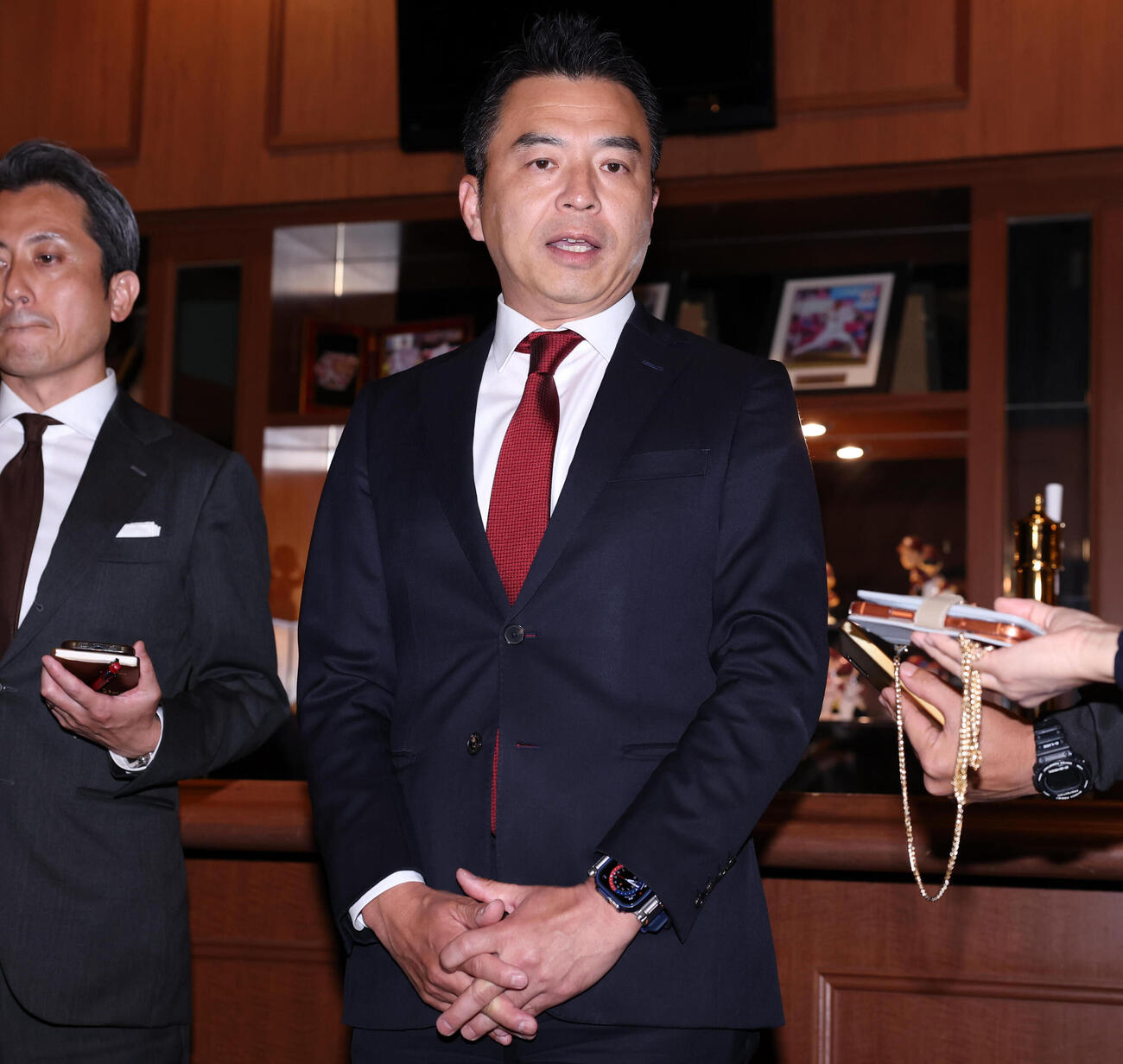 楽天対巨人　楽天三木肇監督休養について囲み会見する森井誠之球団社長（中央）（撮影・浅見桂子）