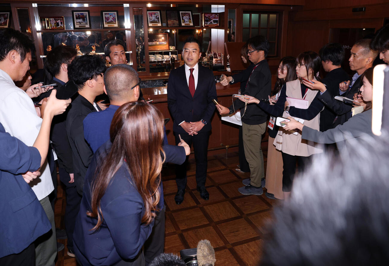 楽天対巨人　楽天三木肇監督休養について囲み会見する森井誠之球団社長（中央）（撮影・浅見桂子）＝2026年6月10日