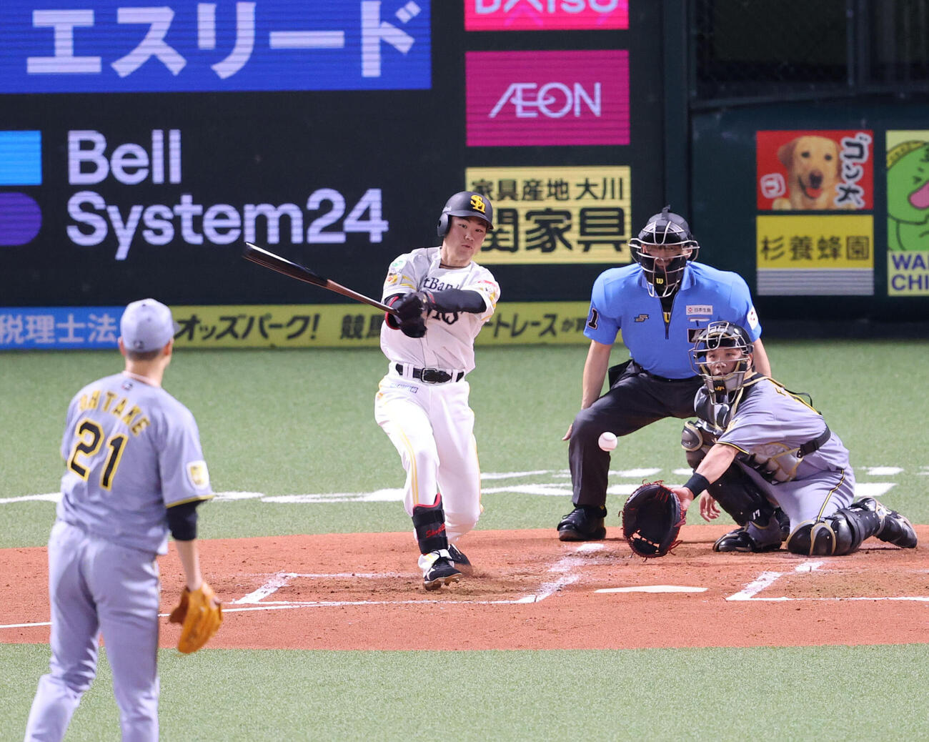 ソフトバンク対阪神　2回裏ソフトバンク2死、先発の大竹耕太郎は庄子雄大にスローボールを投げて空振りをとる（撮影・梅根麻紀）
