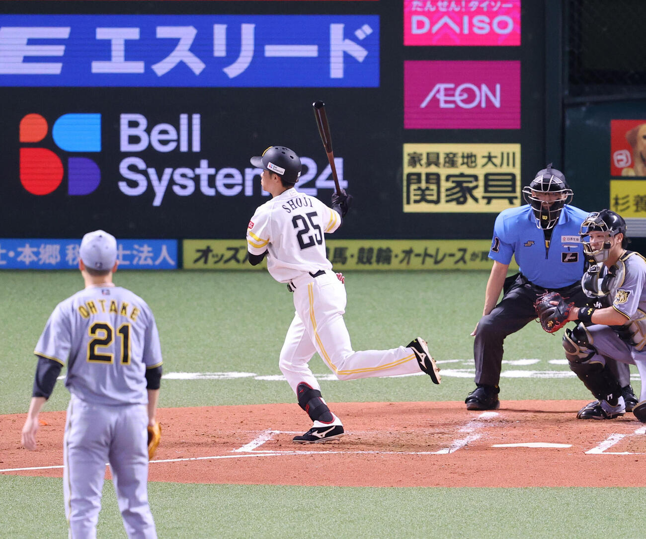 ソフトバンク対阪神　2回裏ソフトバンク2死、先発の大竹耕太郎は庄子雄大にスローボールを投げて空振りをとる（撮影・梅根麻紀）