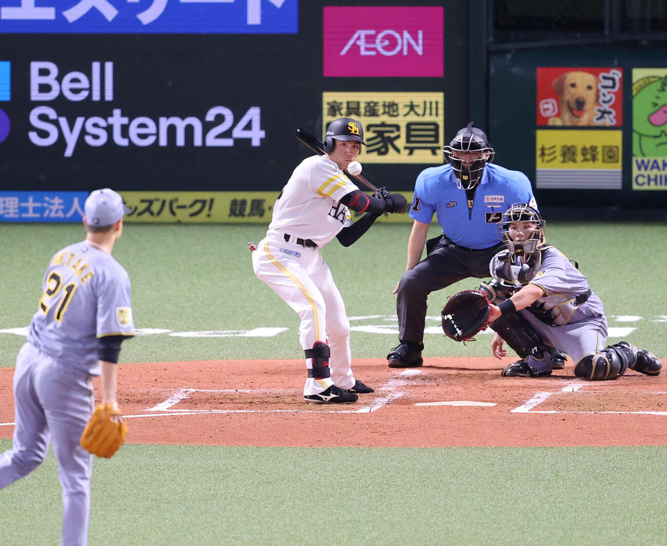 ソフトバンク対阪神　2回裏ソフトバンク2死、先発の大竹耕太郎は庄子雄大にスローボールを投げて空振りをとる（撮影・梅根麻紀）