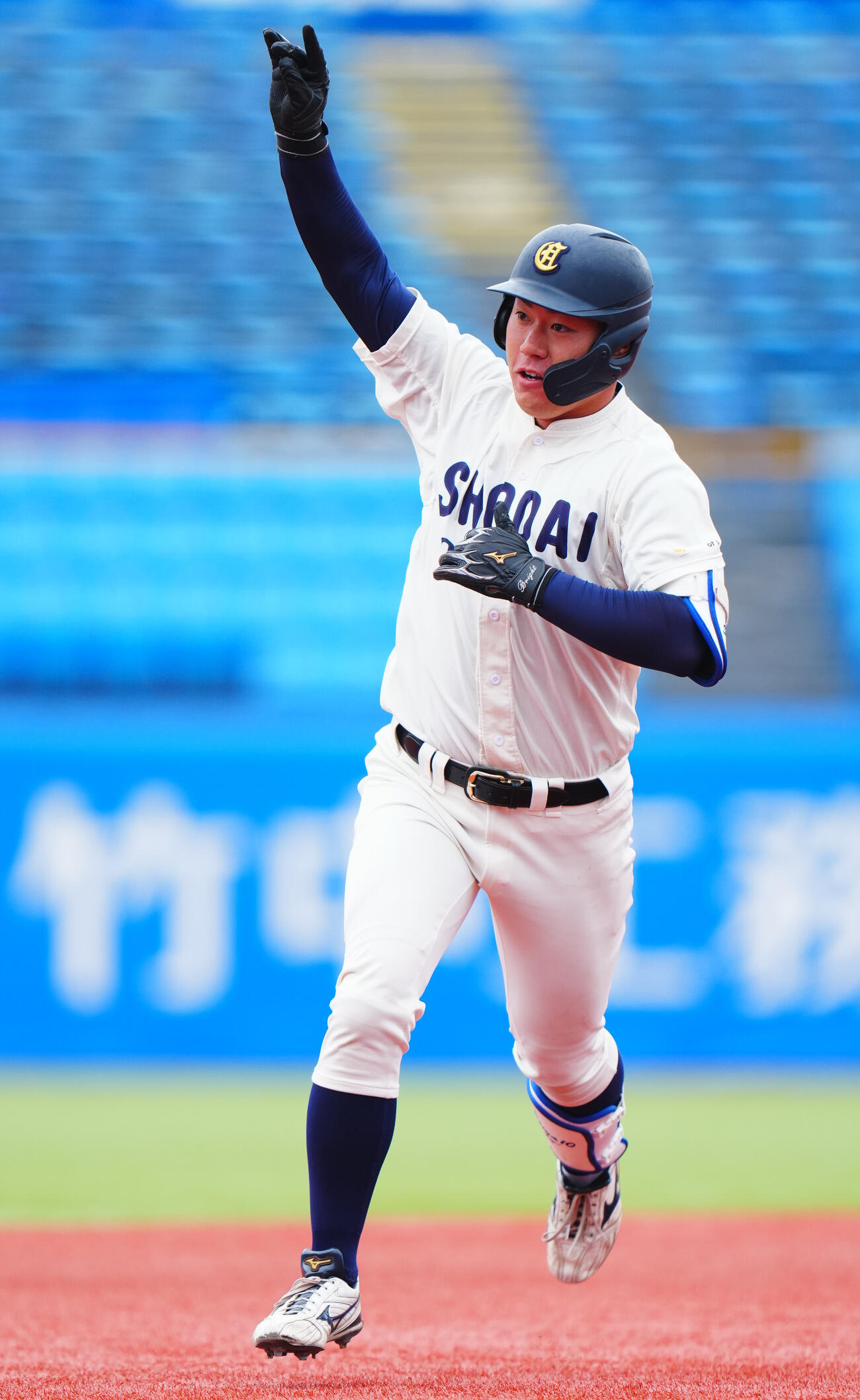 全日本大学野球選手権　2回戦　大商大対東日本国際大　5回表大商大2死一塁、2点本塁打を放ち右手を突き上げる春山陽登（撮影・垰建太）