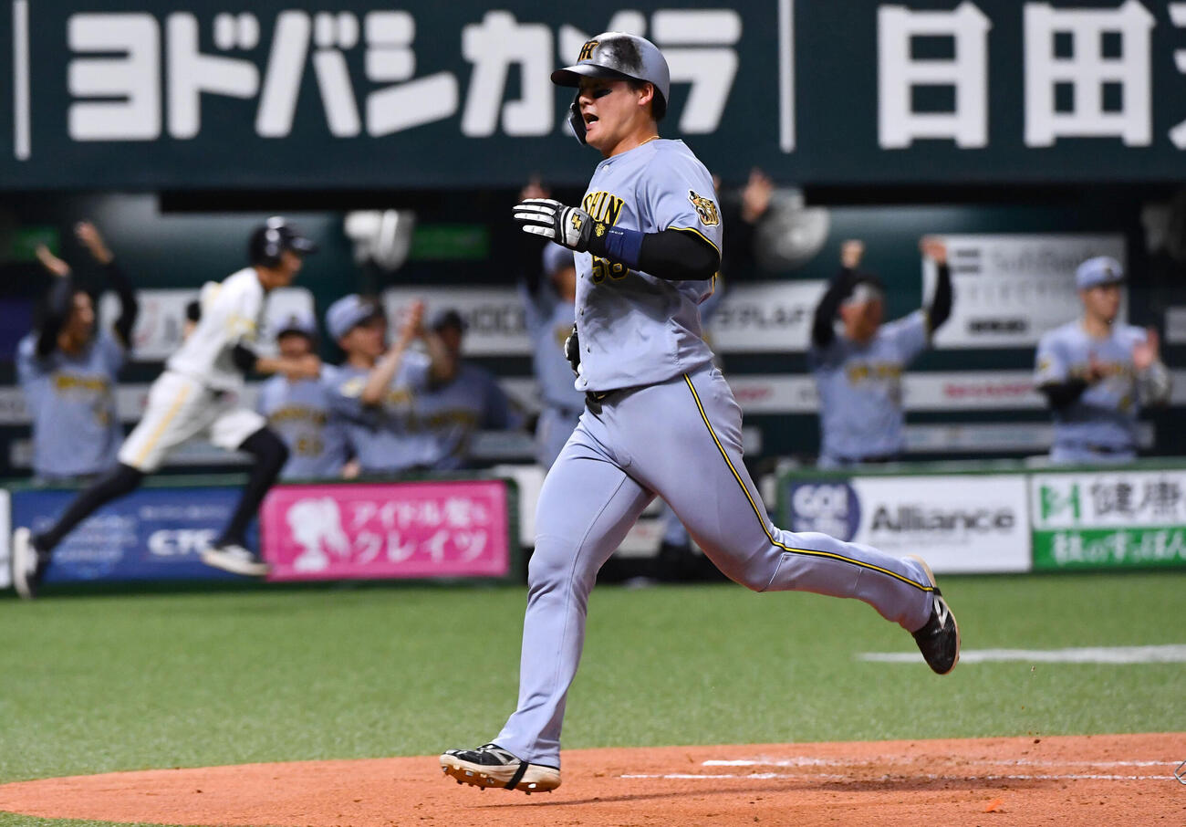 ソフトバンク対阪神　2回表阪神2死一、三塁、伏見寅威の先制の2点適時二塁打で一塁から生還した前川右京（撮影・岩下翔太）
