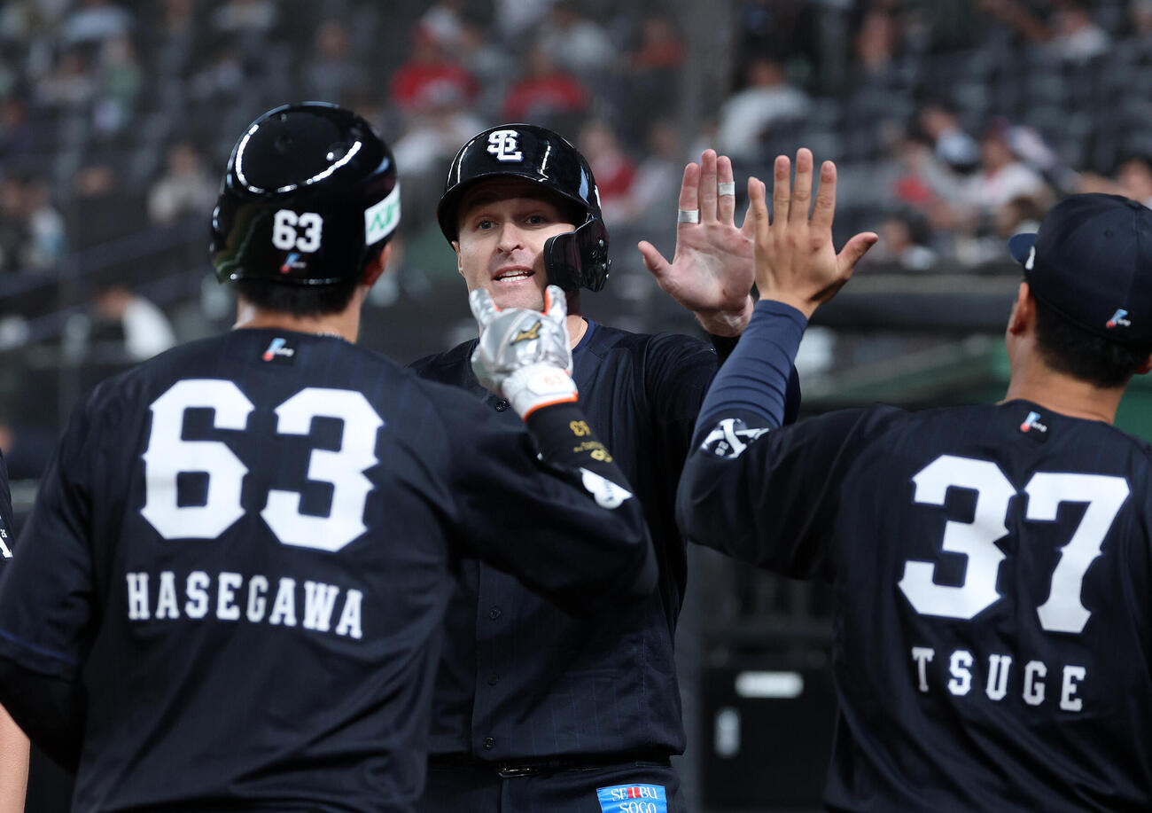 西武対広島　1回裏西武2死一、三塁、古賀悠斗の適時二塁打でネビン（中央）が生還しベンチ前でタッチ（撮影・鈴木正人）