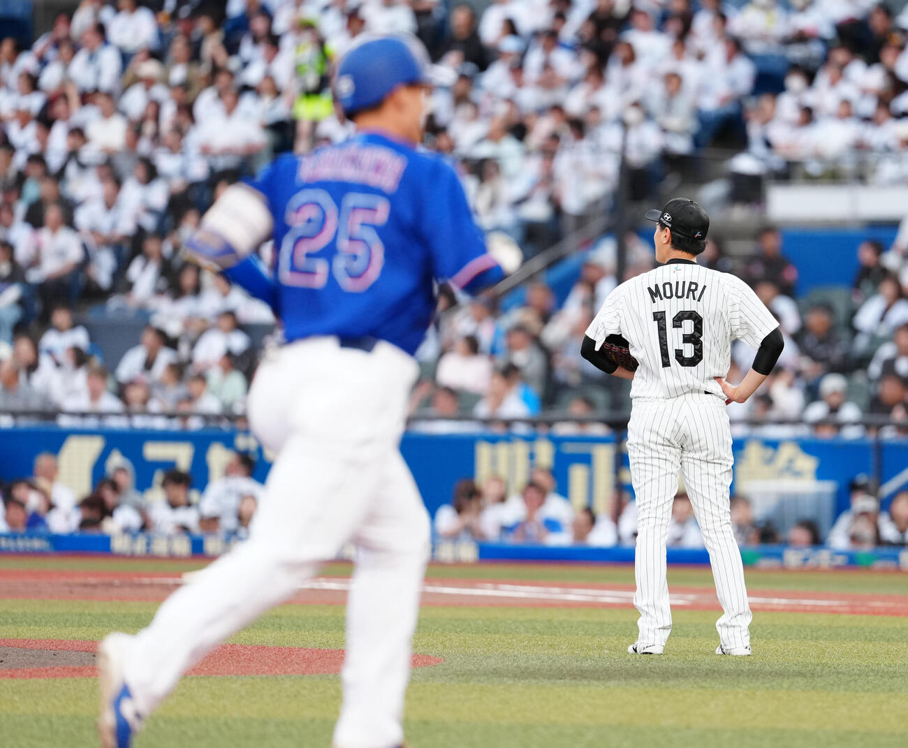 ロッテ対中日　1回表中日2死二塁、石川昂弥に2点本塁打を浴び、ぼうぜんとする毛利海大（撮影・鈴木みどり）