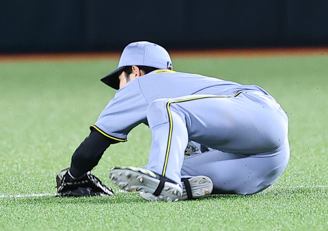 ソフトバンク対阪神　4回裏ソフトバンク2死一、三塁、中野拓夢は庄子雄大の打球をエラーする（撮影・上田博志）